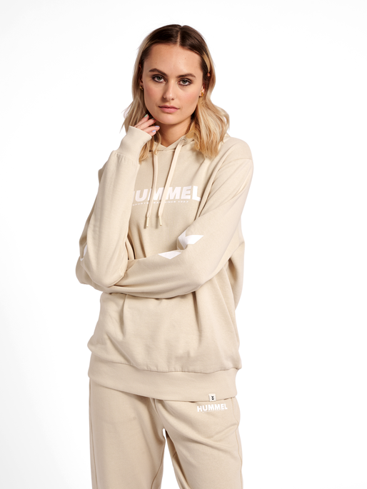 hmlLEGACY LOGO HOODIE, PUMICE STONE, model
