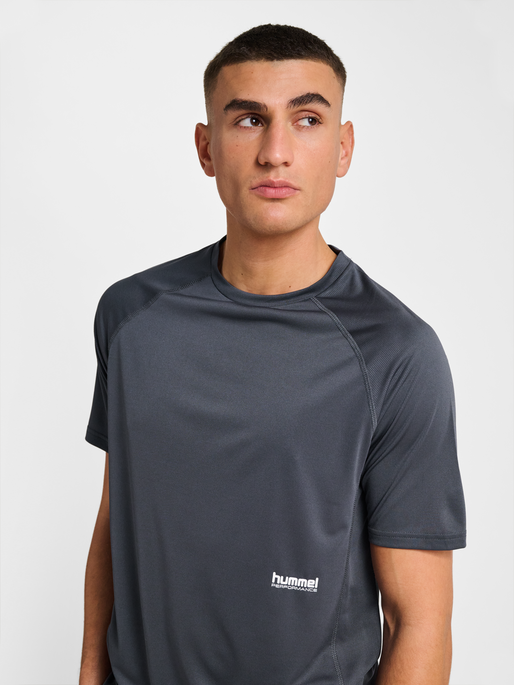 hmlPULSE WORKOUT T-SHIRT S/S, EBONY, model