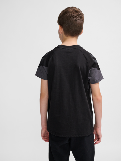 hmlTRAVEL T-SHIRT S/S KIDS, BLACK, model