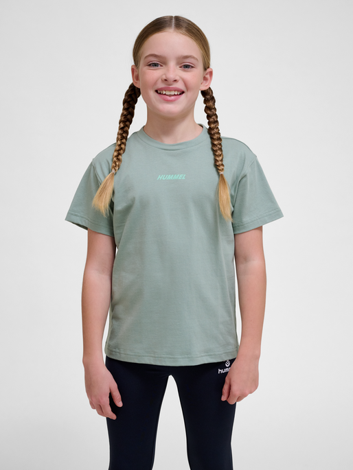 hmlELLA T-SHIRT S/S, ICEBERG GREEN, model