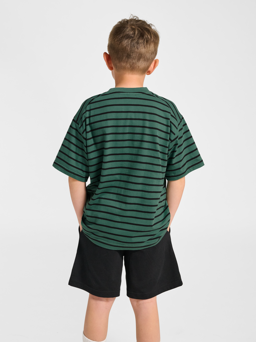 hmlJR LOOSE STRIPED T-SHIRT S/S BEE, SMOKE PINE, model