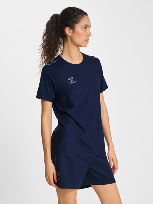 hmlCIMA 2.0 JERSEY S/S WOMAN, MARINE MELANGE, model
