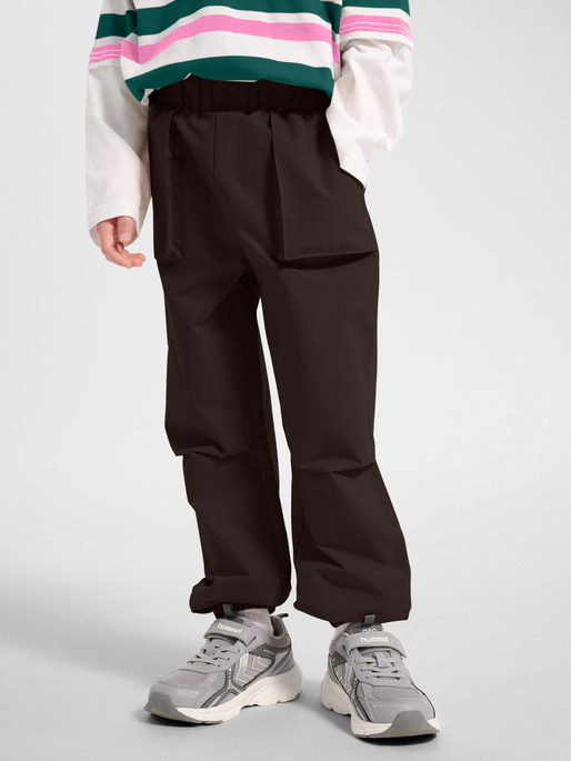 hmlJR JUMP BOXY ELASTIC SWEATPANTS, CHOCOLATE TORTE, model
