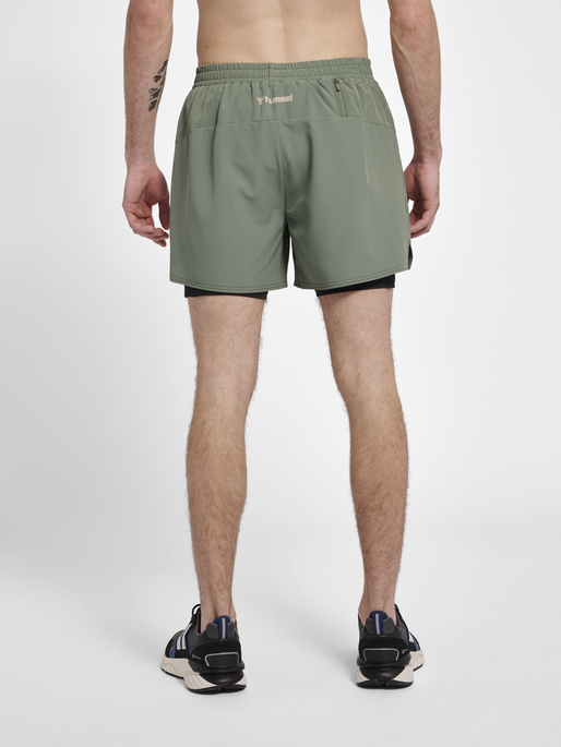 hmlMT FORCE 2 IN 1 SHORTS, LAUREL WREATH, model