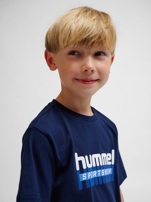 hmlTUKAS T-SHIRT S/S, BLACK IRIS 2, model