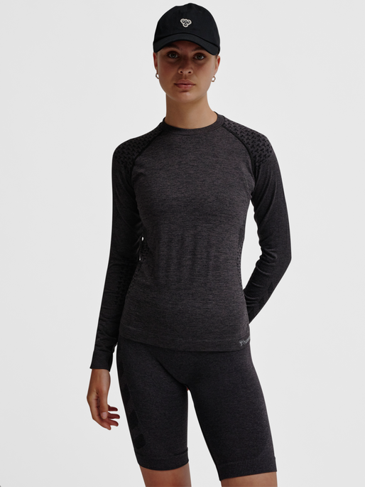 hmlCI SEAMLESS T-SHIRT L/S, BLACK MELANGE, model