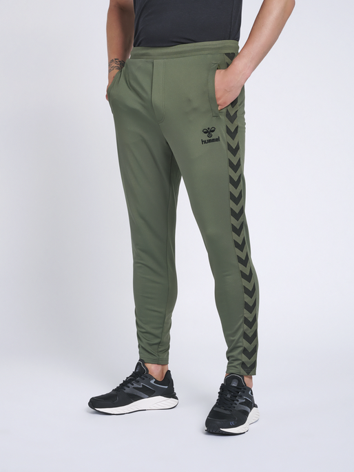 hmlNATHAN 2.0 TAPERED PANTS, 6012, model
