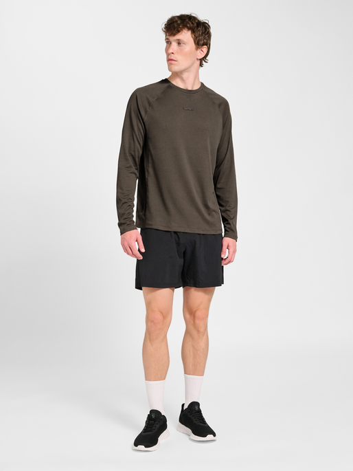 hmlMOMENTUM T-SHIRT L/S, MAJOR BROWN, model