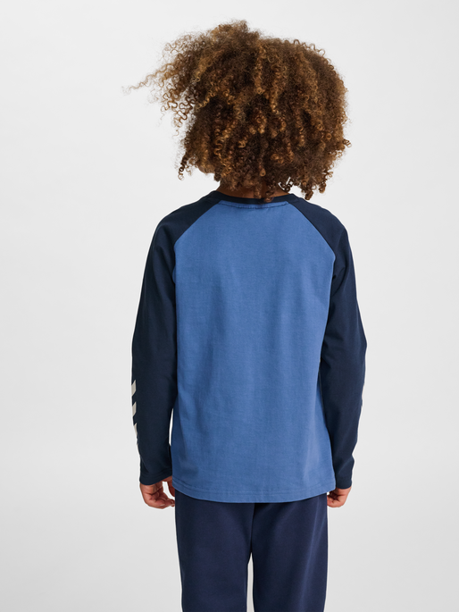 hmlJR LOGO T-SHIRT L/S, DUTCH BLUE, model