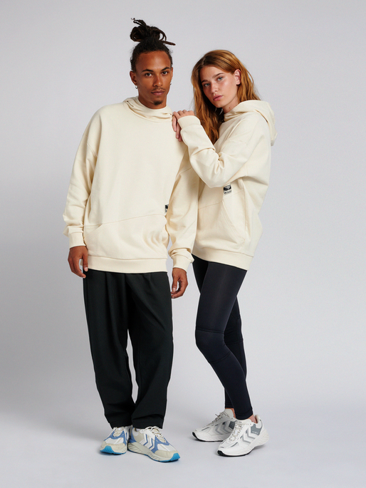 hmlURBAN HOODIE, 9022, model