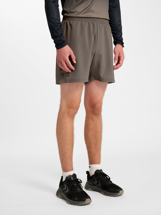 nwlMAX ZIP POCKET SHORTS, FALCON, model