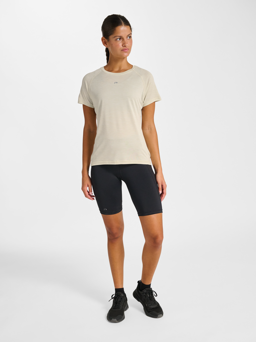 nwlACTIVE W T-SHIRT S/S, SILVER BIRCH, model