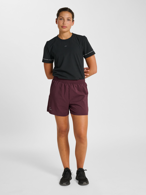 nwlMAX ZIP POCKET SHORTS W, DECADENT CHOCOLATE, model