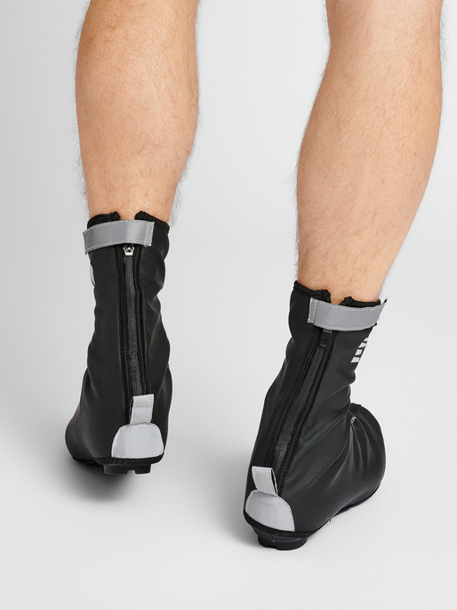 CORE RAIN SHOE COVER, BLACK, model