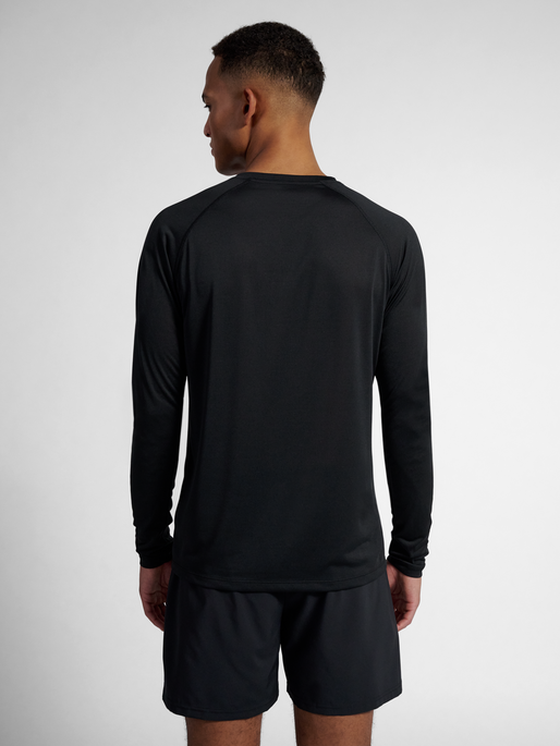 nwlBEAT T-SHIRT L/S, BLACK, model