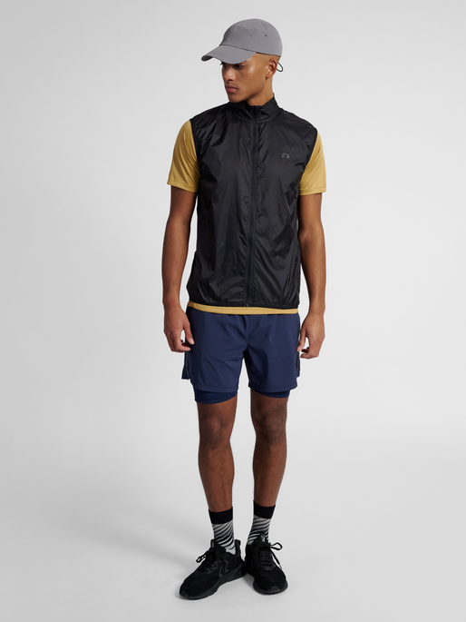nwlPACKABLE TRAIL VEST, BLACK, model