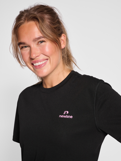 nwlSB S/S RUNNING TEE, BLACK, model