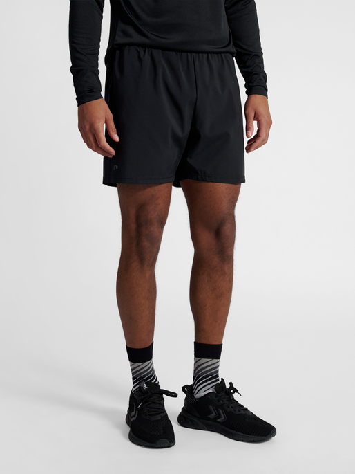 nwlMAX ZIP POCKET SHORTS, BLACK, model