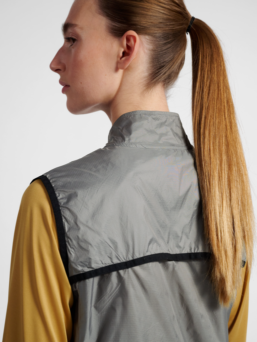 nwlPACKABLE TRAIL W VEST, TITANIUM, model