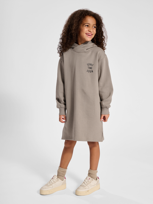 stsAMANDA DRESS, ROASTED CASHEW, model