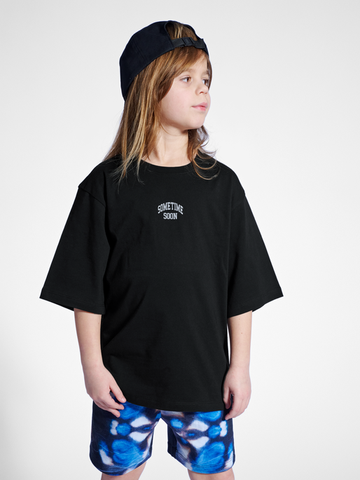 stmKARMA T-SHIRT S/S, BLACK, model